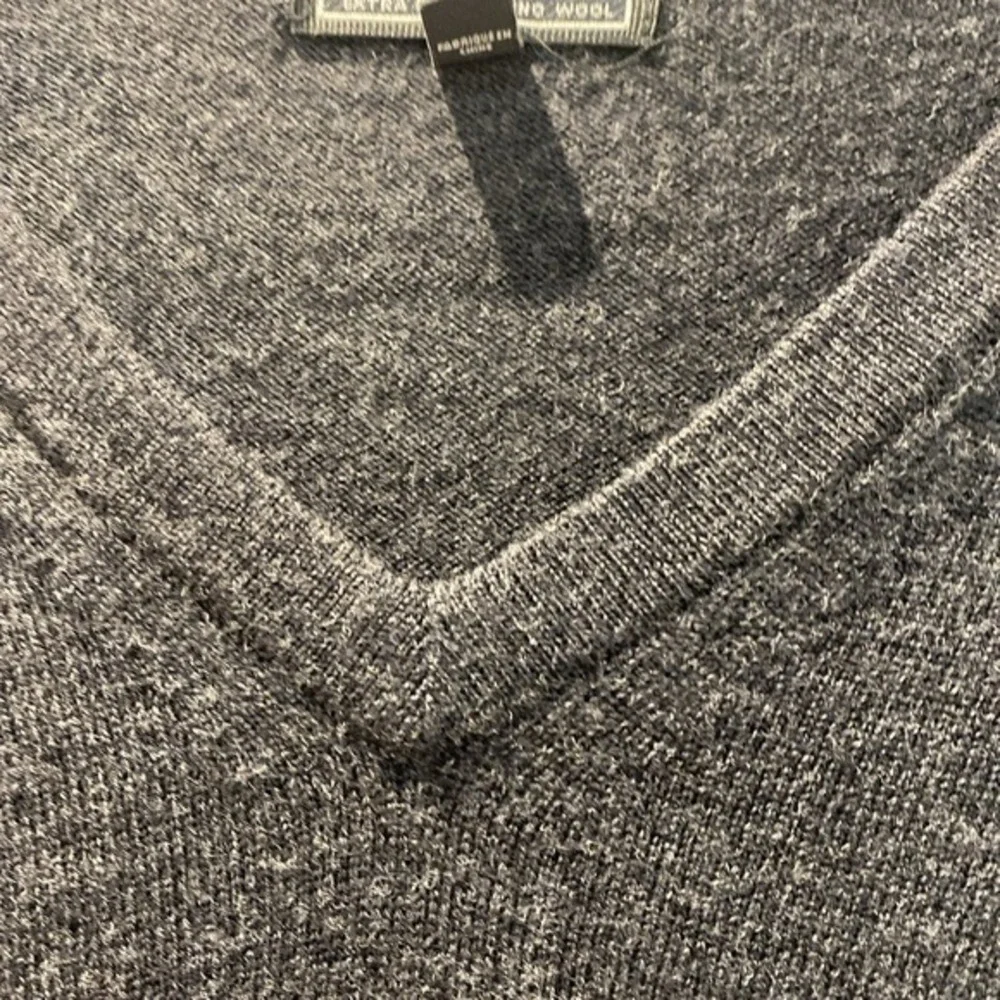 Express dark gray merino wool v-neck long sleeve sweater - medium            812